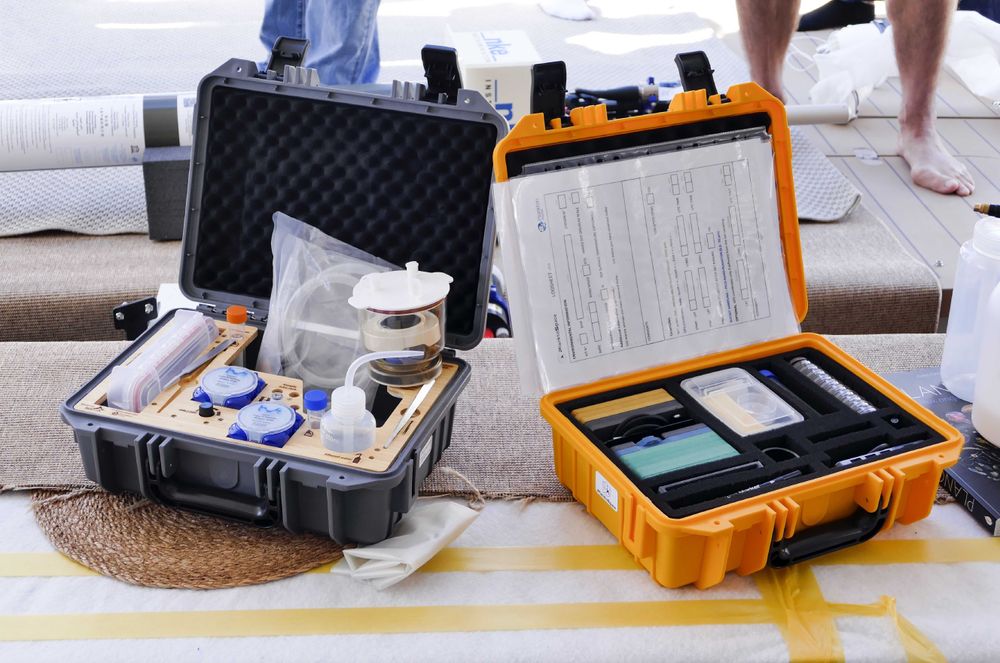 Des instruments embarqués dans leurs valises protectrices.