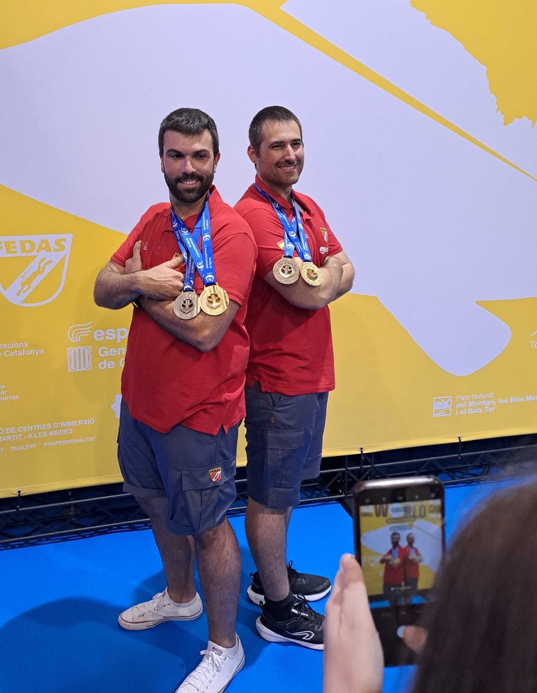 Le team Espagne montrant ses médailles