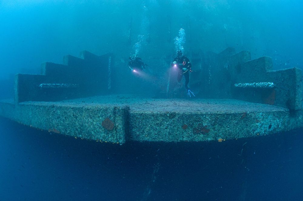 Des plongeurs sur la partie extérieure de la digue