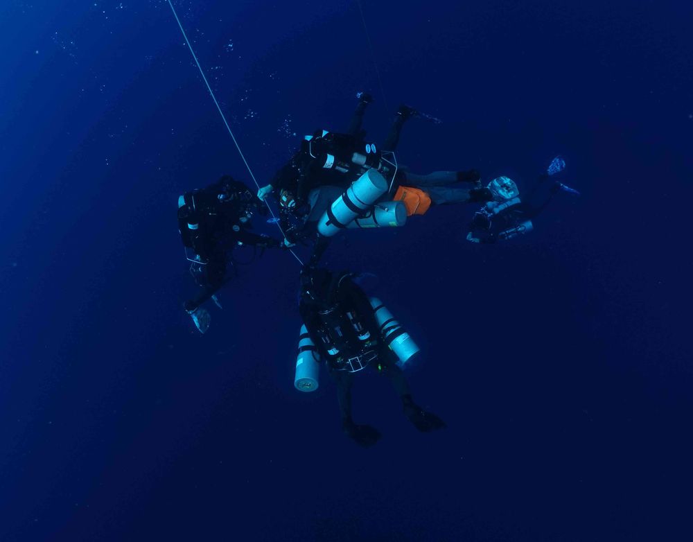 Des plongeurs recycleurs au palier