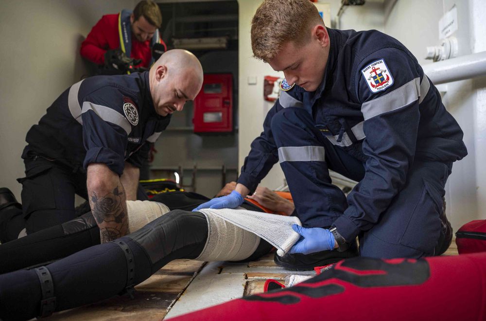 Soins d'urgence à un blessé