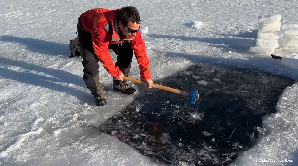 Un homme casse la glace avec une masse