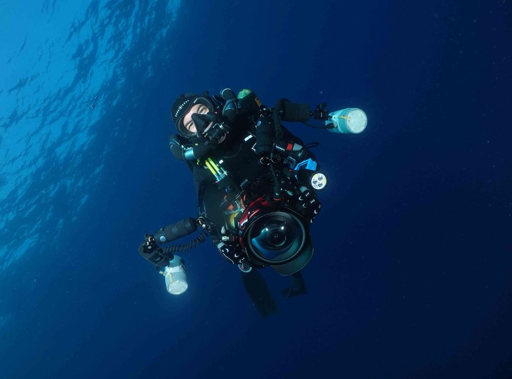 Un plongeur recycleur avec un appareil photo