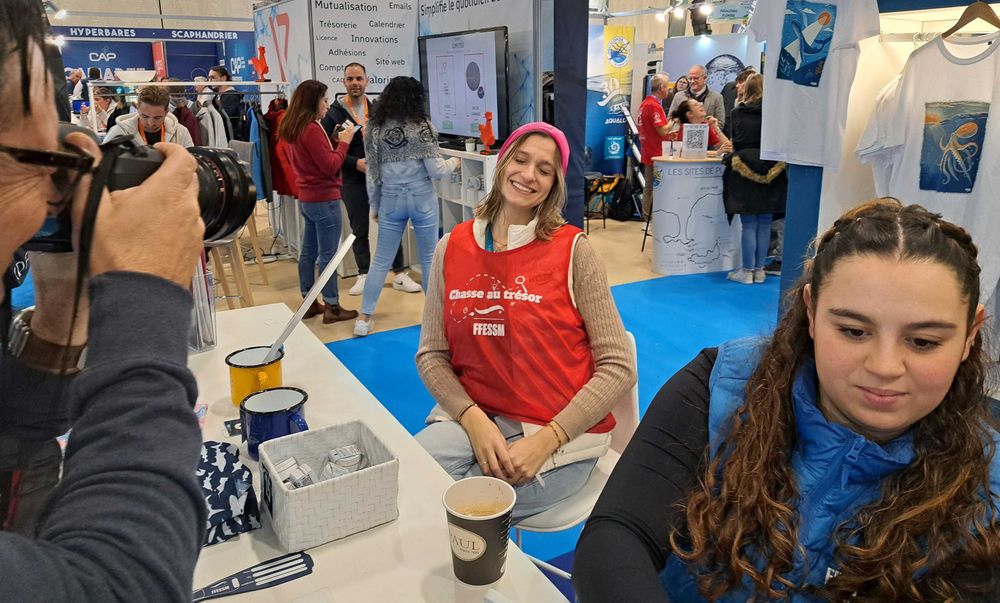 Une femme avec un dossart rouge.