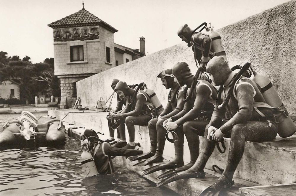 Des plongeurs sur le quai du port dans les années 60 à Bendor