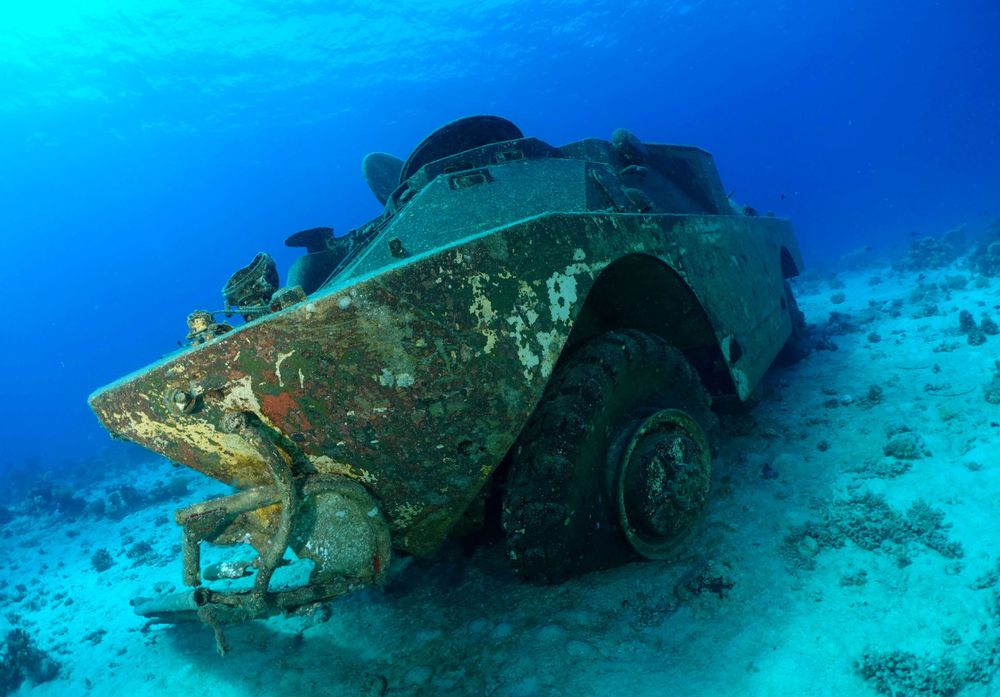 Un véhicule blindé immergé en mer Rouge