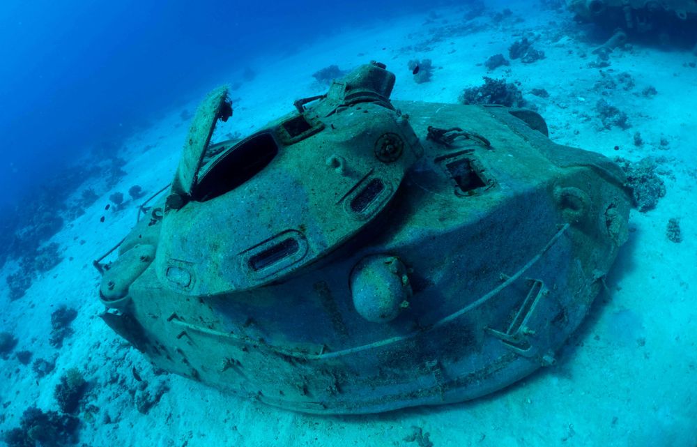 Tourelle de tank posé sur sable