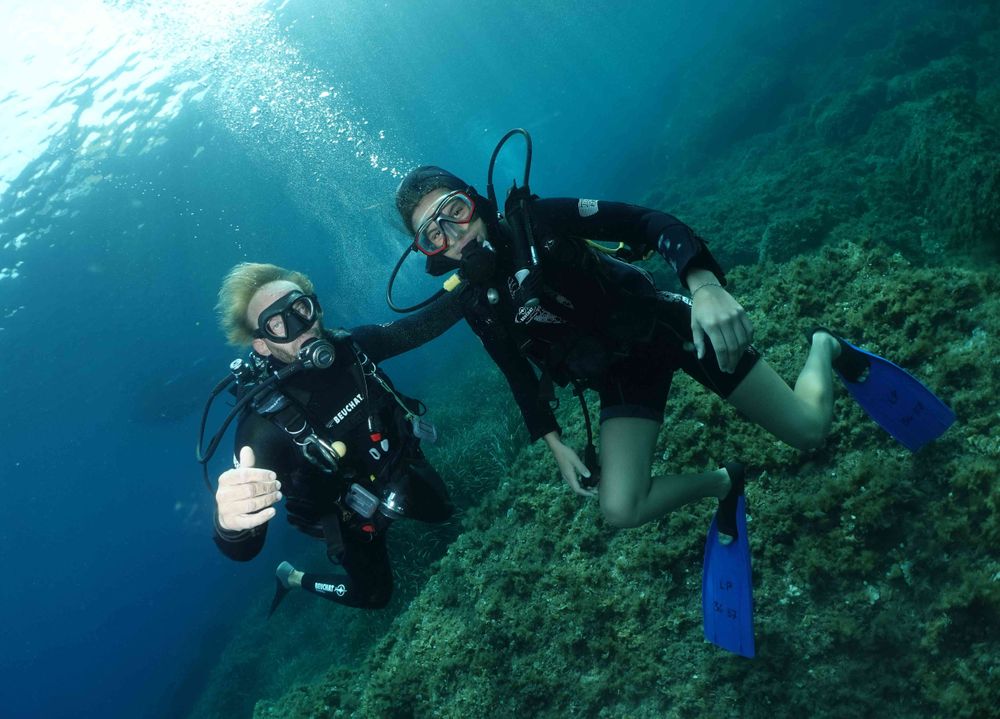 Plongée d'un jeune avec son formateur
