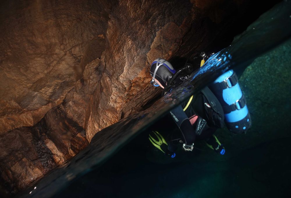 Grotte débouchant en son sein à l'air libre