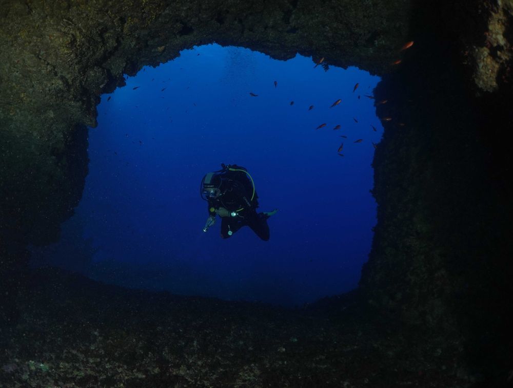 Une grotte sous-marine