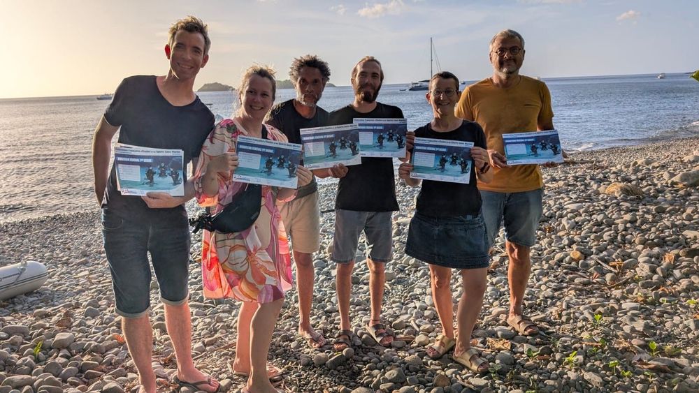 Six MF1 sur la place avec leur diplomes