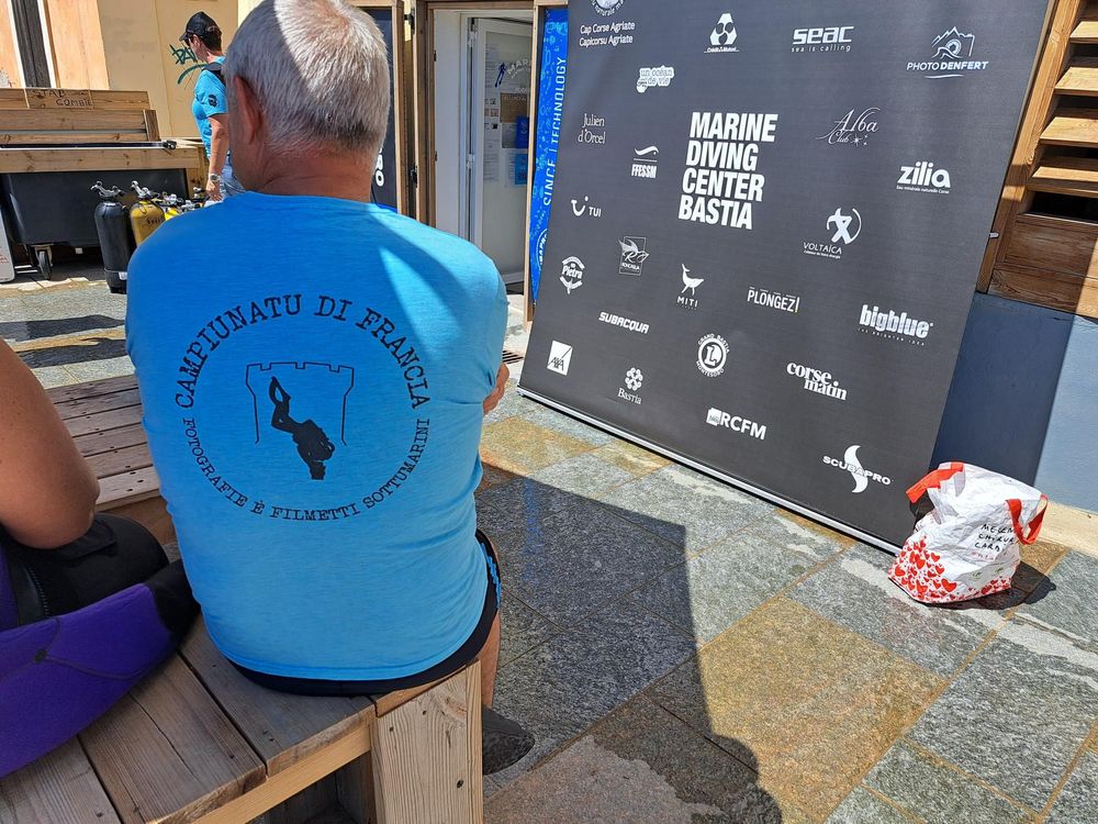 Une homme de dos avec le tee shirt de la competition