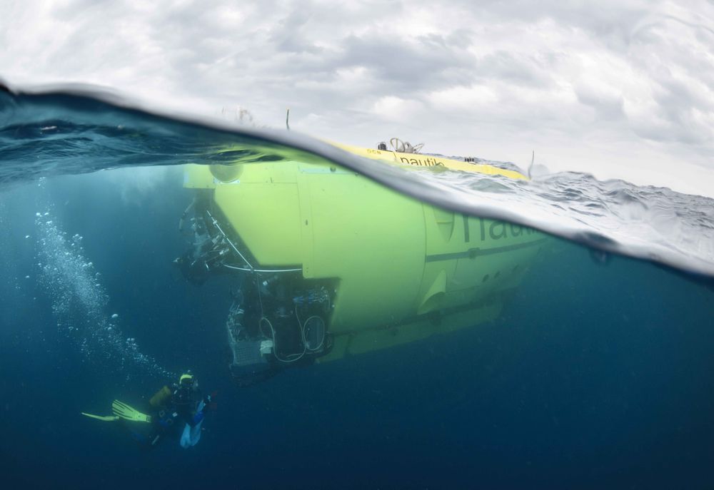 Le Nautile à moitié submergé avec un plongeur