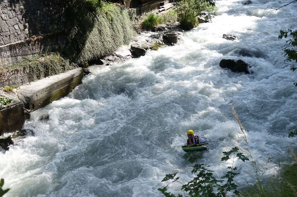 Un nageur dans un torrent