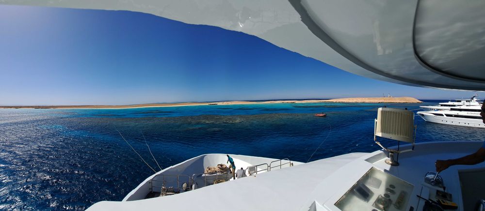 Vue du pont d'un bateau de croisière sur le récif