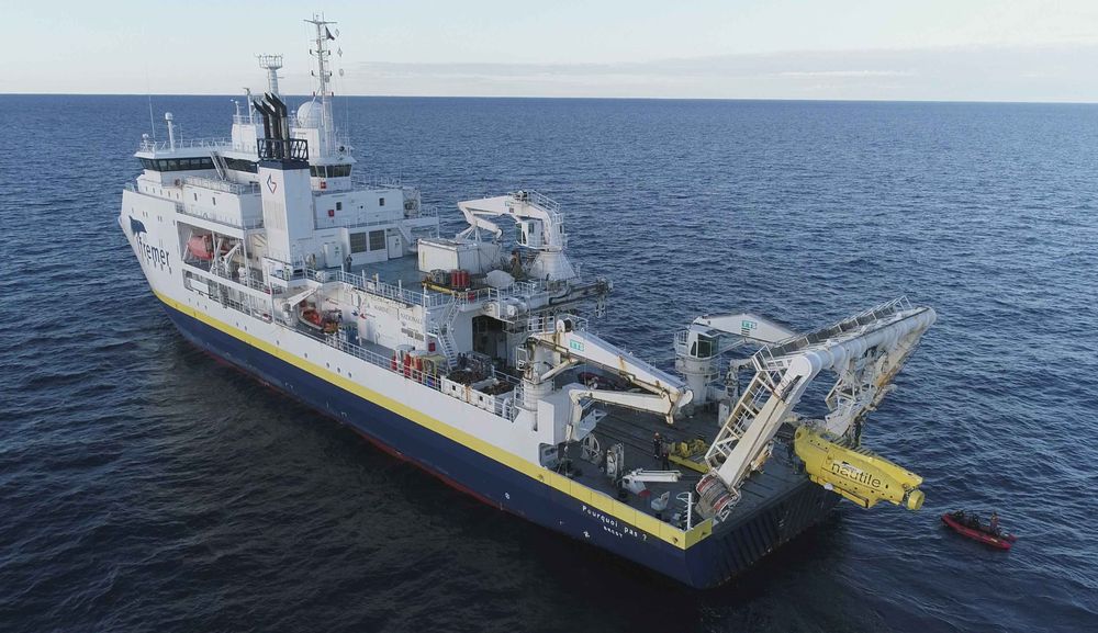 Un bateau mettant à l'eau un sous-marin depuis l'arrière