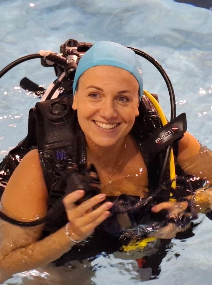 Une plongeuse sur le bord de la piscine