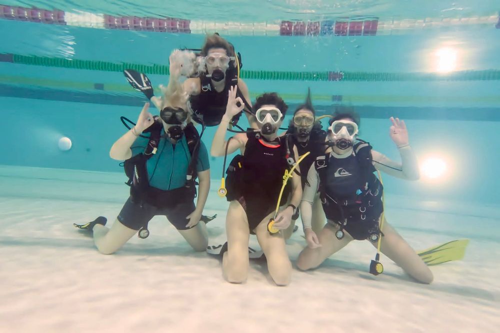 Plongeuses sous le fond de la piscine