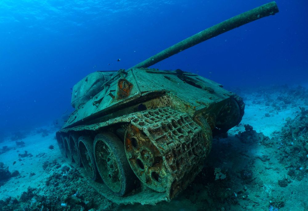 Un tank modèle T-34 sous l'eau (vu sur un autre angle).