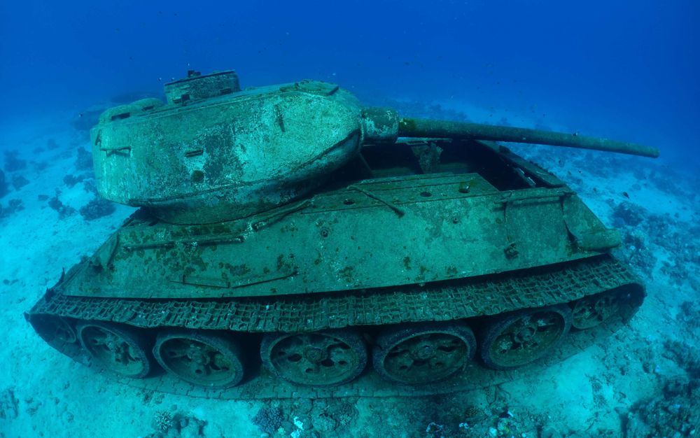 Un tank modèle T-34 sous l'eau