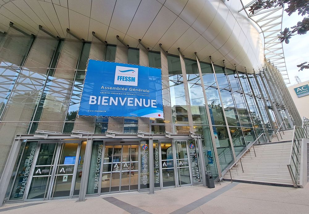 L'entrée du palais des congrés d'Antibes