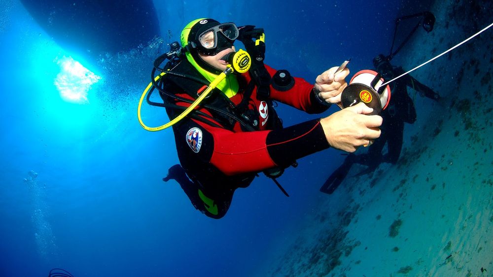 Sapeur-pompier en exercice sous l'eau