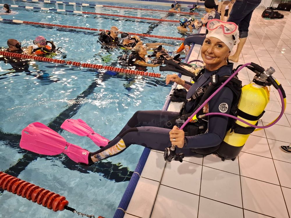 Une plongeuse sur le bord de la piscine