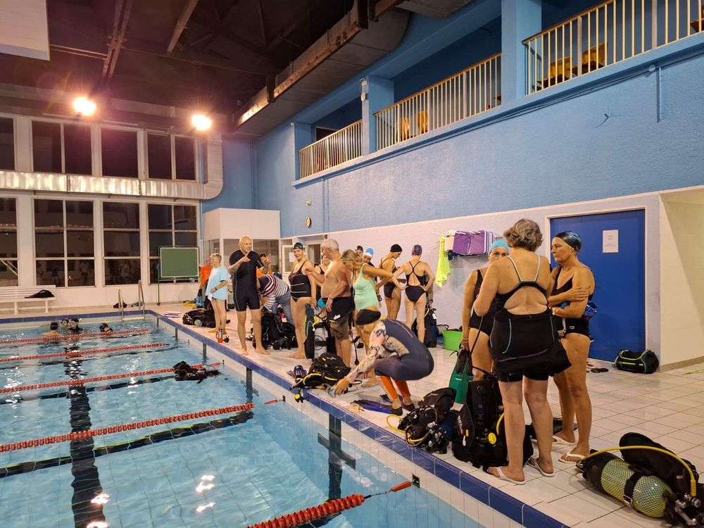 Au bord de la piscine, du monde et du matériel