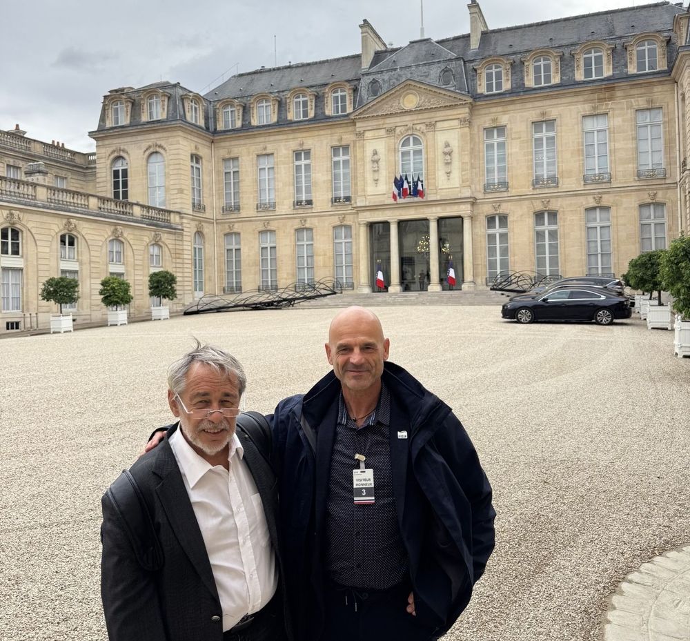 Le président de la FFESSM et le DTN deveant l'entréer de l'Elysée