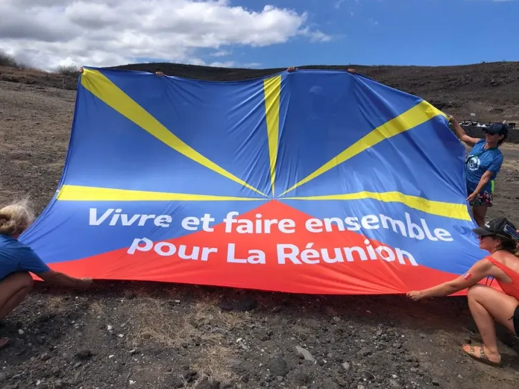 Un drapeau sur lequel est inscrit Vivre et faire ensemble pour La Réunion