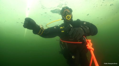 Un plongeur sous la glace, encordé