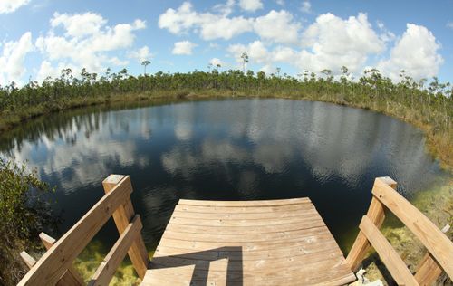 Un trou bleu vu d'un ponton en bois