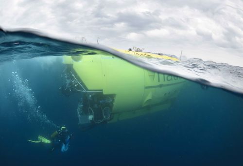 Le Nautile à moitié submergé avec un plongeur