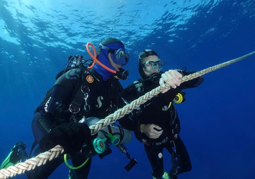 Deux plongeurs faisant leur palier à l'ordinateur