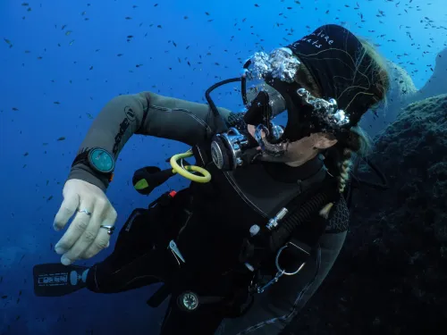 Un plongeur regardant son ordinateur fixé au poignet